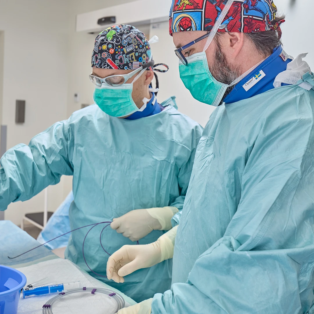 Doctors Cezary Szary and Michał Zawadzki performing embolisation of venous malformations in the vascular laboratory of the Phlebology Clinic. Specialist procedures in the treatment of venous insufficiency and vascular malformations.